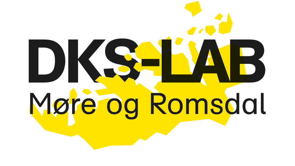 Sort Tekst DKS-LAB Møre og Romsdal på gul kart med formen av regionen. 