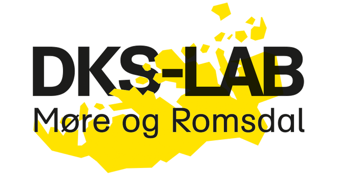 Sort Tekst DKS-LAB Møre og Romsdal på gul kart med formen av regionen. 